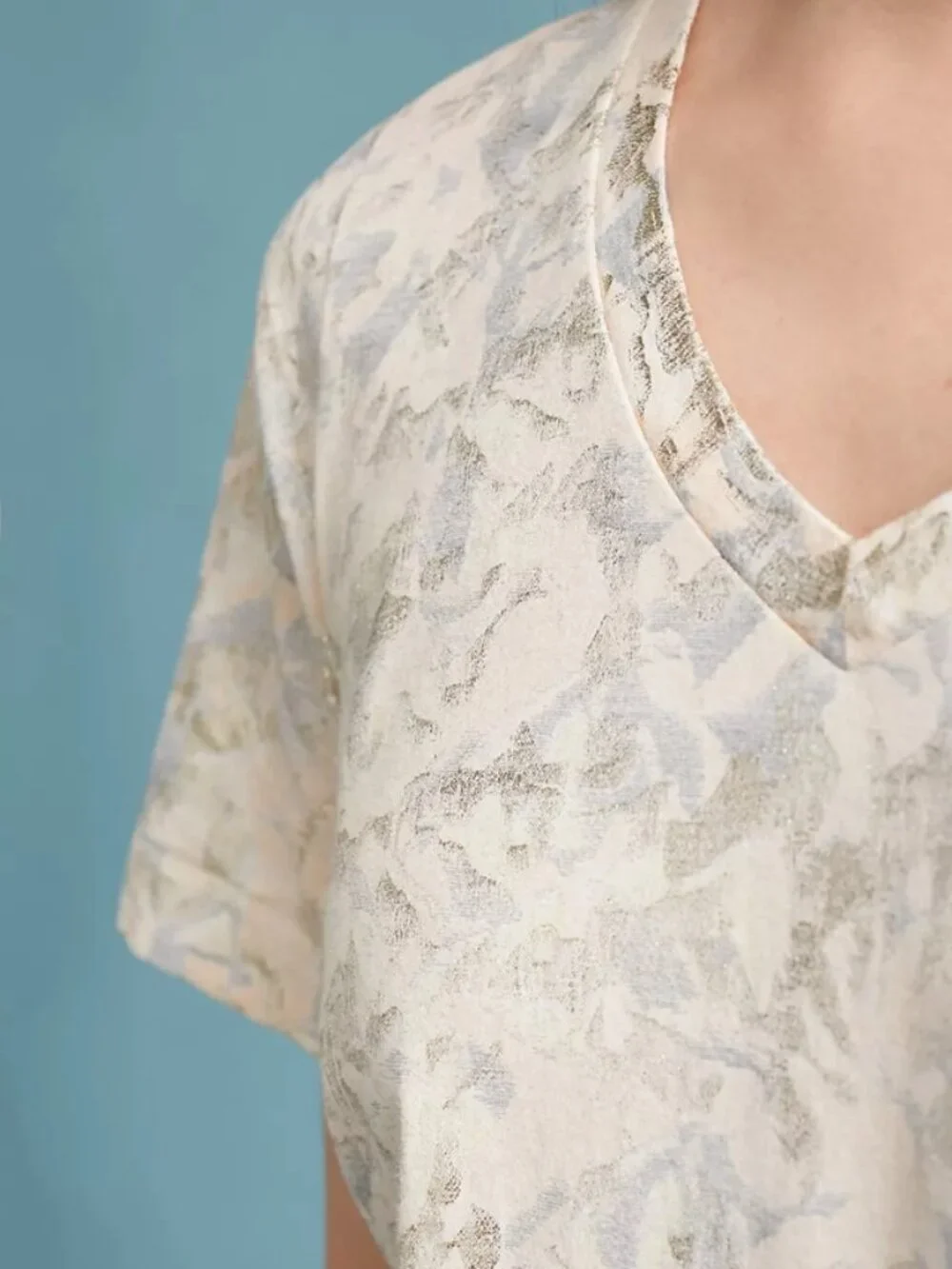 NWT Anthropologie Foiled Floral Tee Size M - Picture 2 of 4